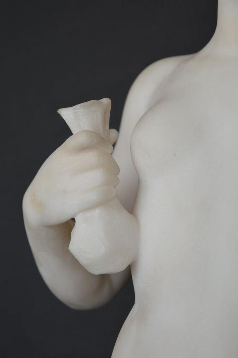 Statua di giovane donna in marmo di Carrara della fine del XIX secolo. In condizioni buone in vendita a Los Angeles, CA