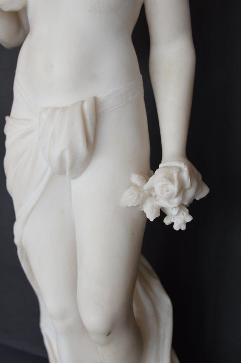 Italiano Statua di giovane donna in marmo di Carrara della fine del XIX secolo. in vendita