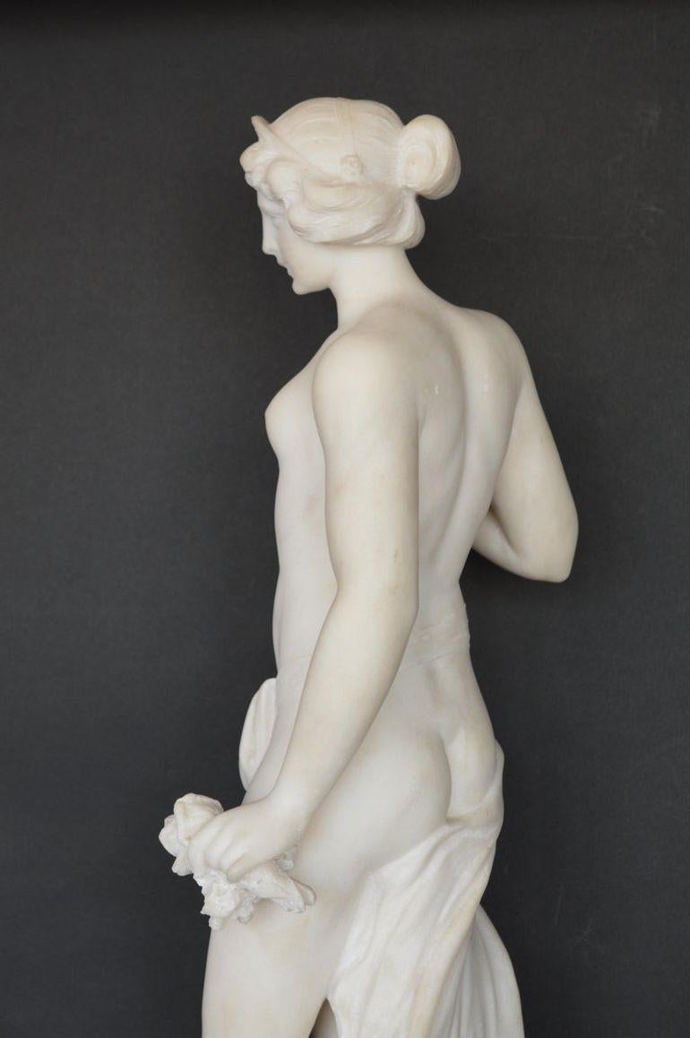Statua di giovane donna in marmo di Carrara della fine del XIX secolo. in vendita 3