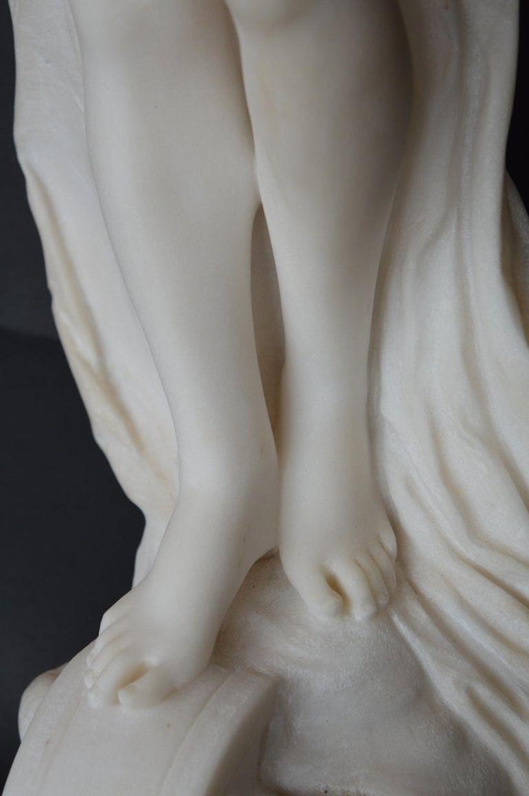 Statua di giovane donna in marmo di Carrara della fine del XIX secolo. in vendita 1