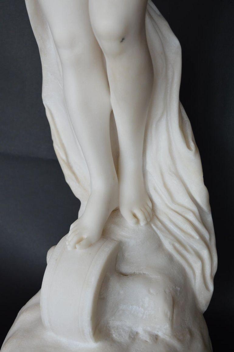 Marmo di Carrara Statua di giovane donna in marmo di Carrara della fine del XIX secolo. in vendita