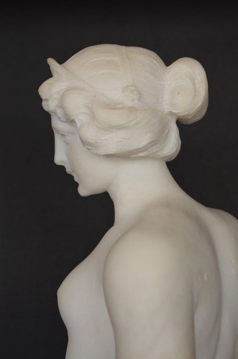 Statua di giovane donna in marmo di Carrara della fine del XIX secolo. in vendita 4