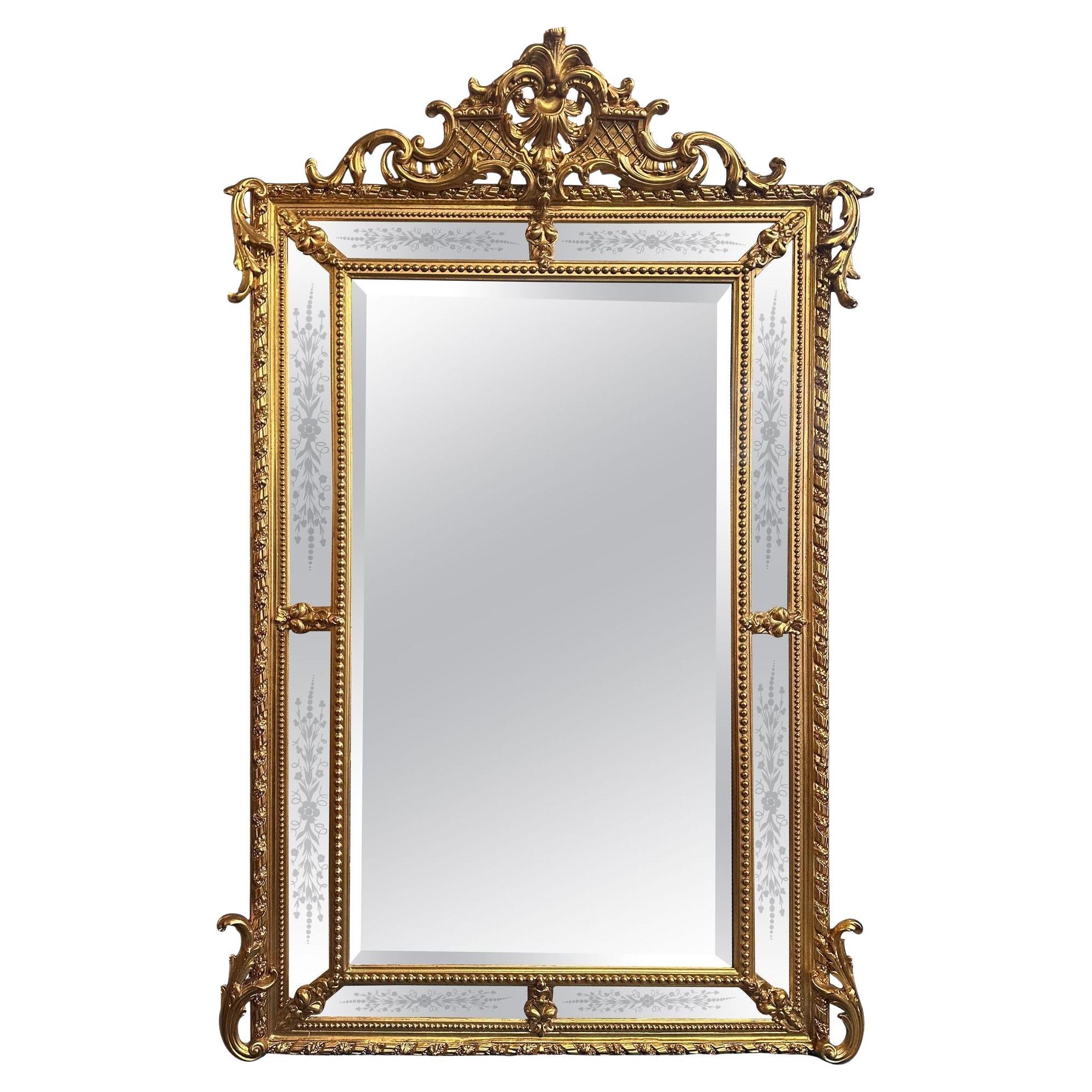 Miroir doré avec verre gravé, de style Louis XV, fin du 19e siècle en vente