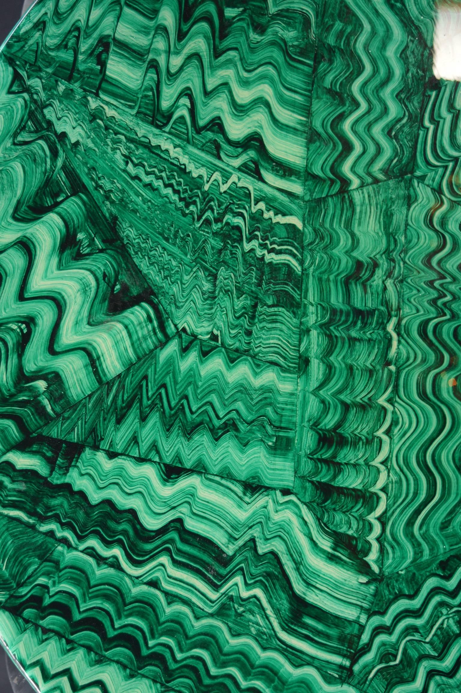 Mesa Art Decó de aluminio y malaquita sintética en Excelente estado para la venta en Los Angeles, CA