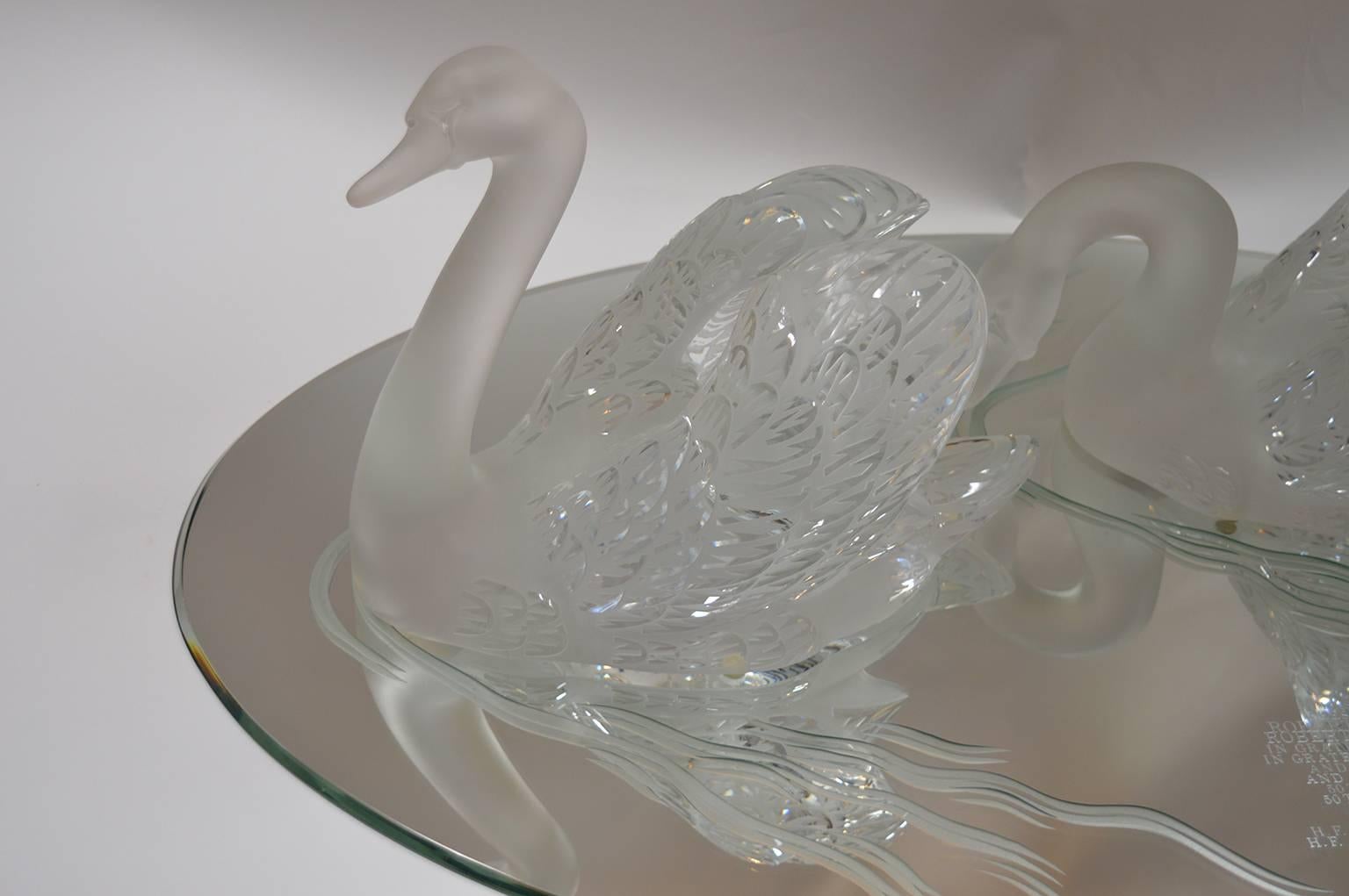 Pair of Lalique Swans on a Mirrored Plateau In Good Condition In Los Angeles, CA