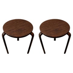 Ein Paar Alvar-Aalto-Hocker, Modell 60, von Finsven, Schweden, Mitte des 20. Jahrhunderts.