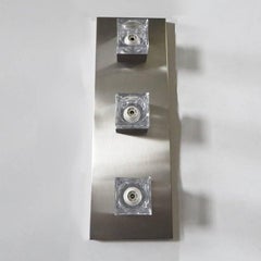 Lot de quatre appliques Sciolari en verre cubique et nickel brossé. Italie, années 1960.