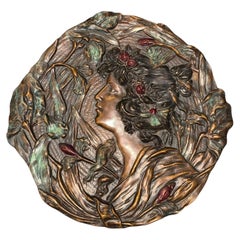 Placa de pared con relieve floral de estilo Art Nouveau, firmada por A. Mucha, principios del siglo XX.