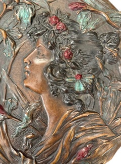 Placa de pared con relieve floral de estilo Art Nouveau, firmada por A. Mucha, principios del siglo XX.