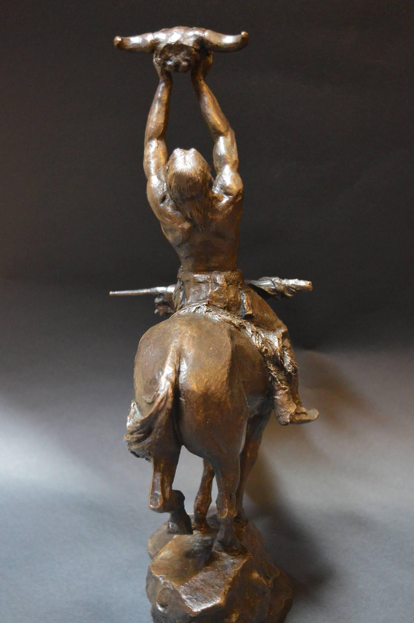 Bronze-Skulptur der amerikanischen Ureinwohner auf einem Pferd von Buck McCain im Angebot 1