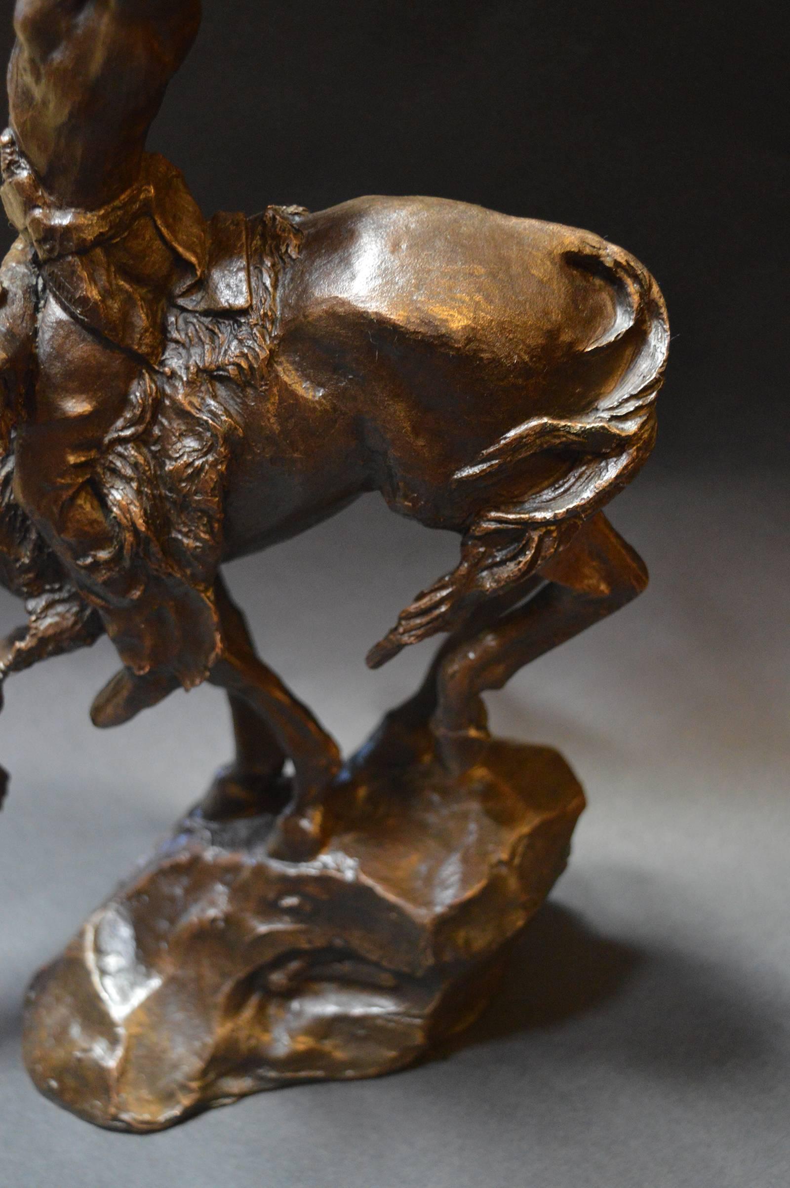 Bronze-Skulptur der amerikanischen Ureinwohner auf einem Pferd von Buck McCain im Angebot 3