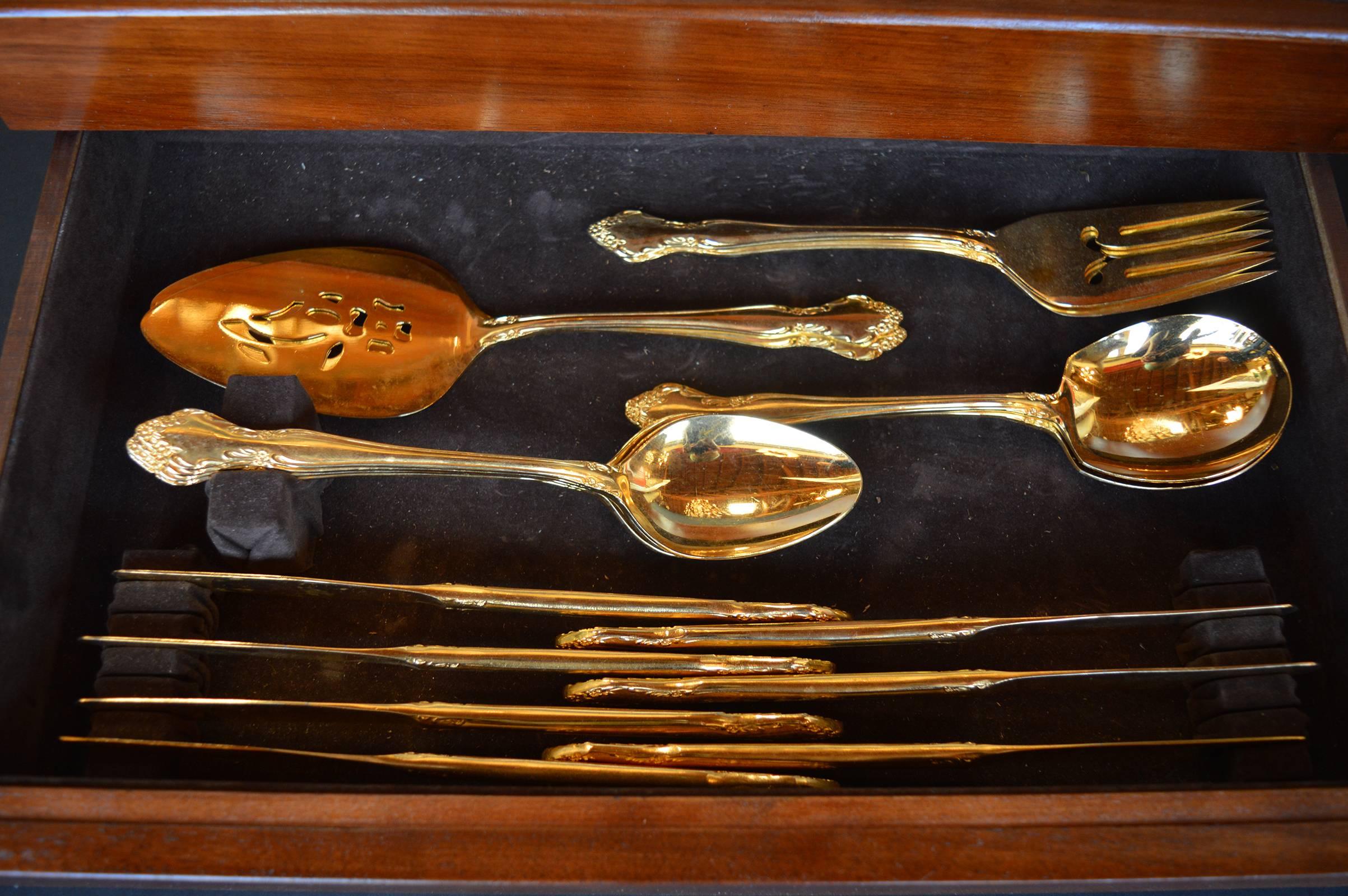 Set of Gold Plated Flatwear In Good Condition For Sale In Los Angeles, CA