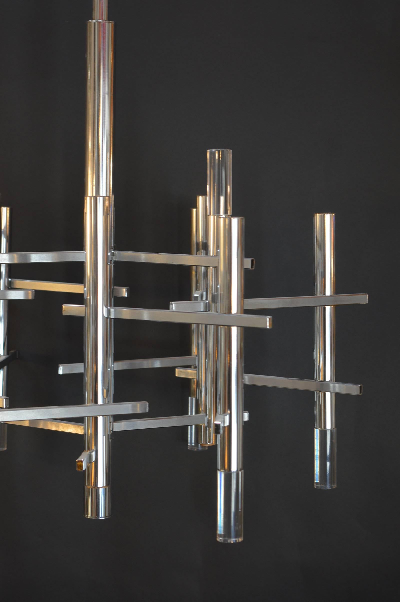 Lampadari Sciolari in cromo con accenti in lucite. Ogni lampadario contiene 15 luci.