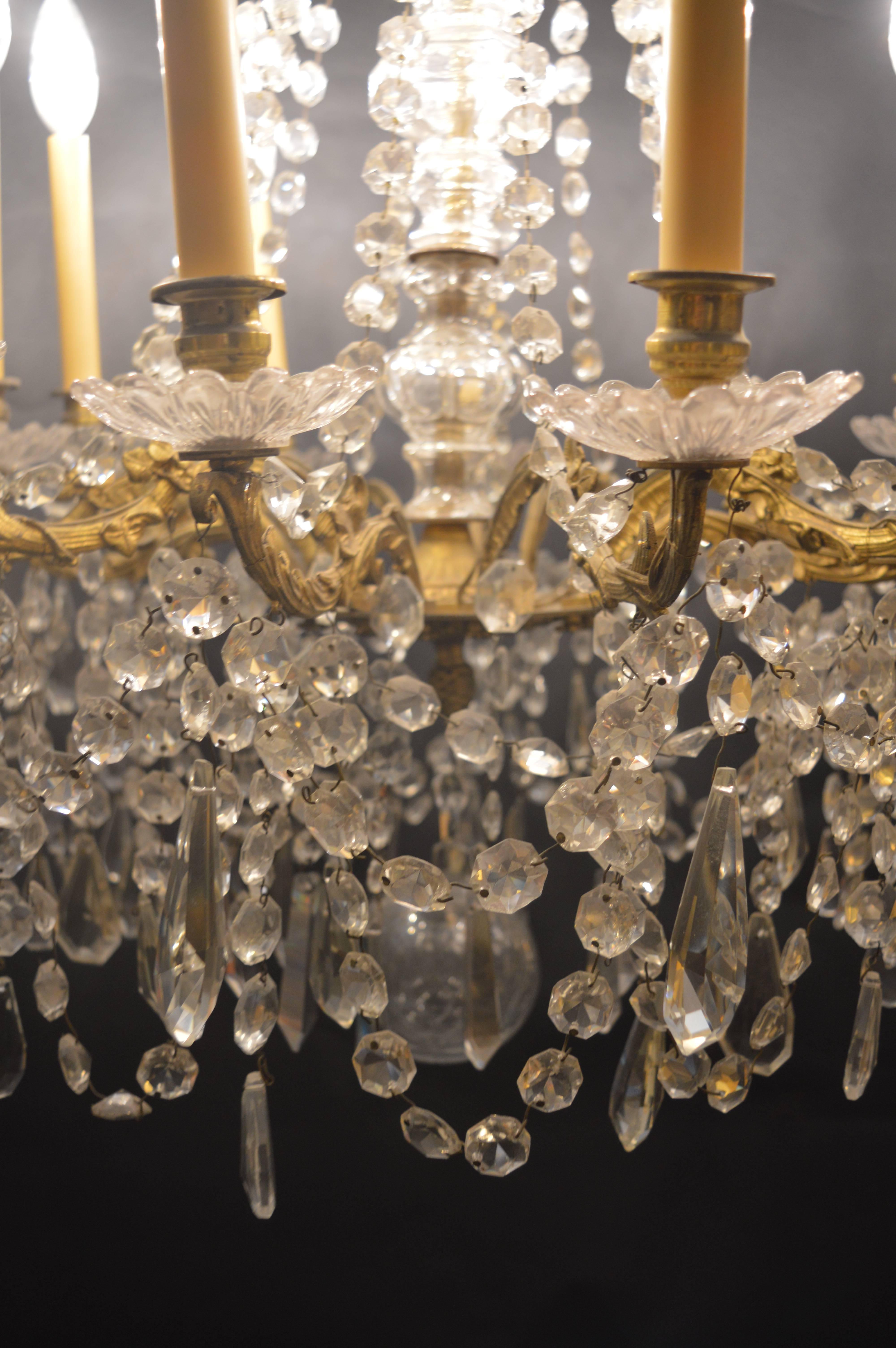 Lampadario francese con cristalli di vetro.