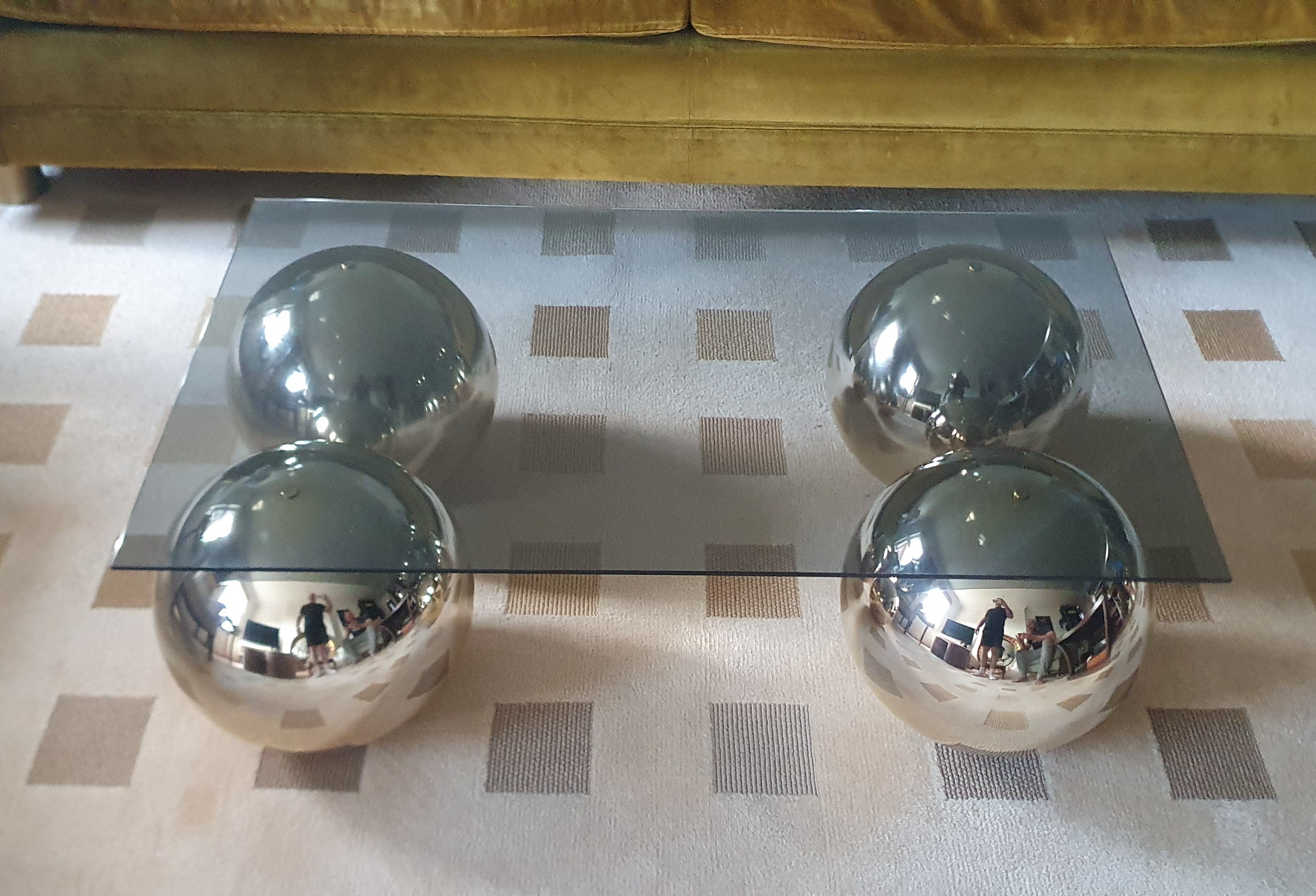 Tavolino fatto a mano con 4 sfere in ottone lucido e piano in vetro grigio in vendita