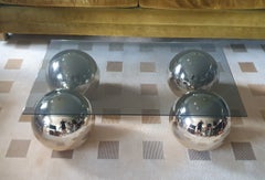 Table basse faite à la main avec 4 boules individuelles en laiton poli et plateau en verre gris
