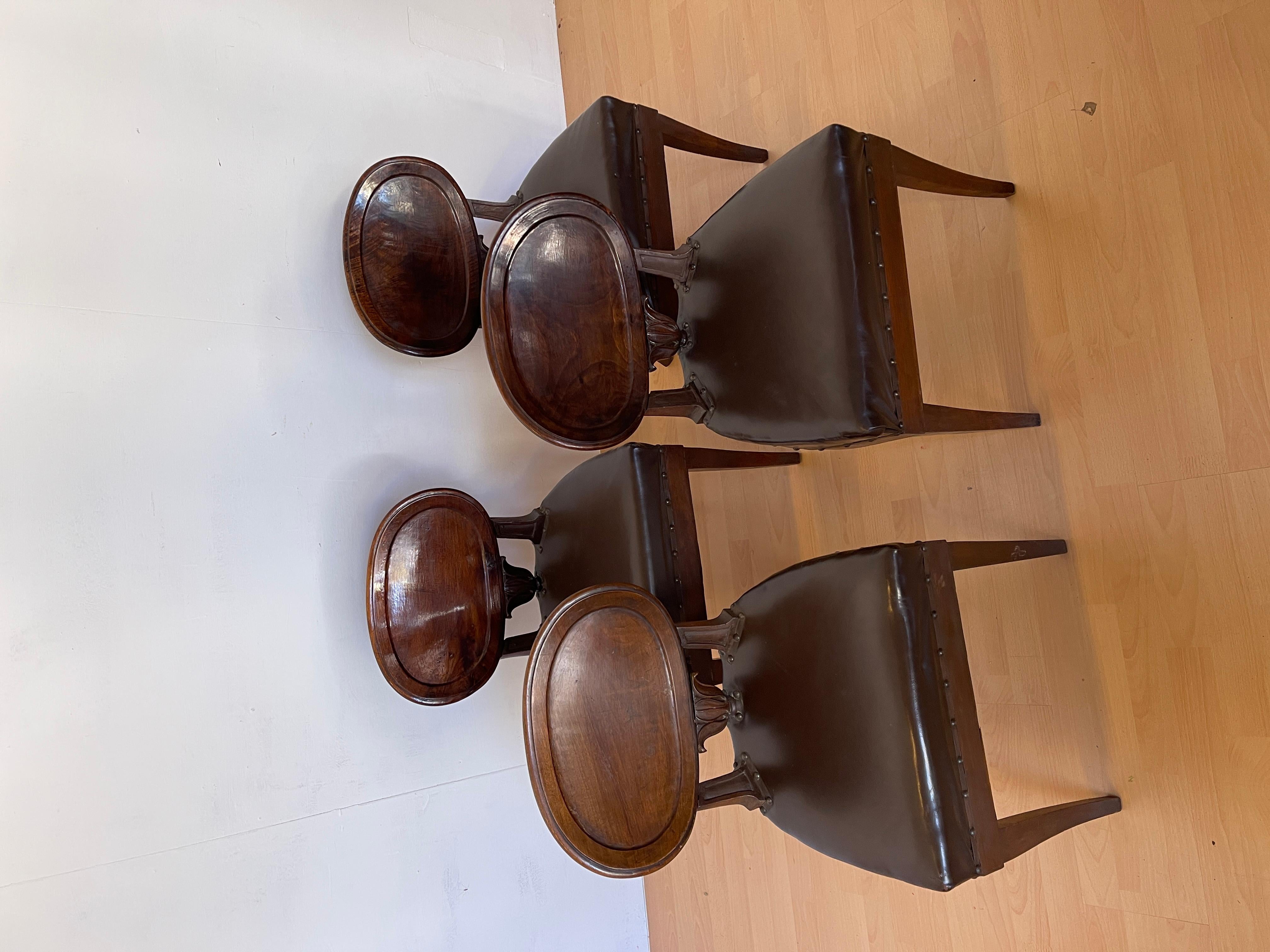 Set di 4 sedie stile rustico natural en legno e pelle degli anni '30 - struttura in legno massello scuro, schienale ovale con dettagli scolpiti con seduta in pelle marrone con finitura a borchie e linee sobrie ed eleganti, tipiche dello stile Impero