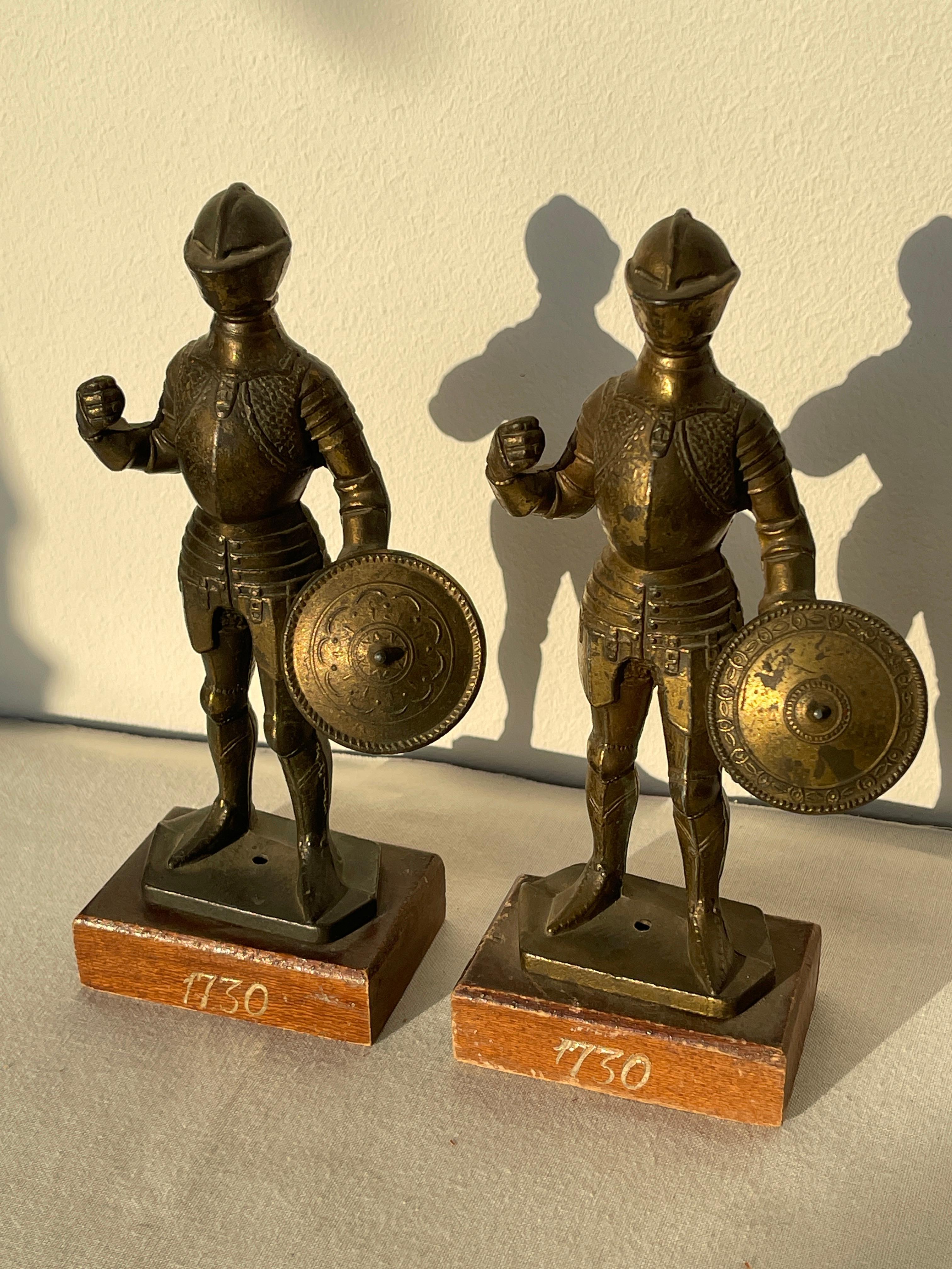 20th Century Coppia di Statuette in ottone e metallo con base in legno raffiguranti Cavalieri in vendita
