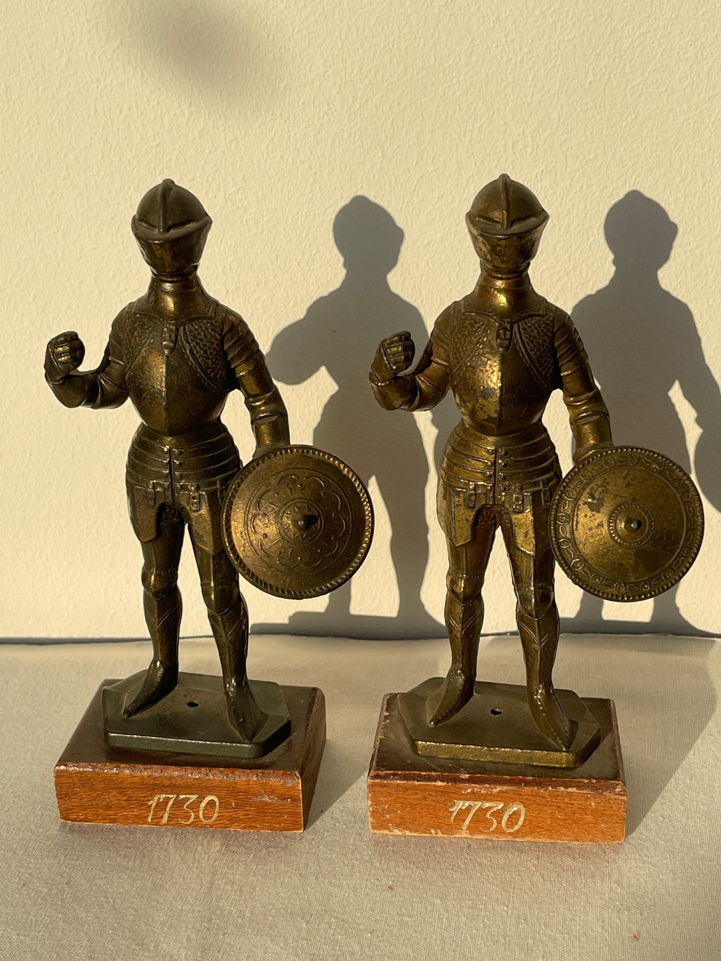 Metallo Coppia di Statuette in ottone e metallo con base in legno raffiguranti Cavalieri in vendita