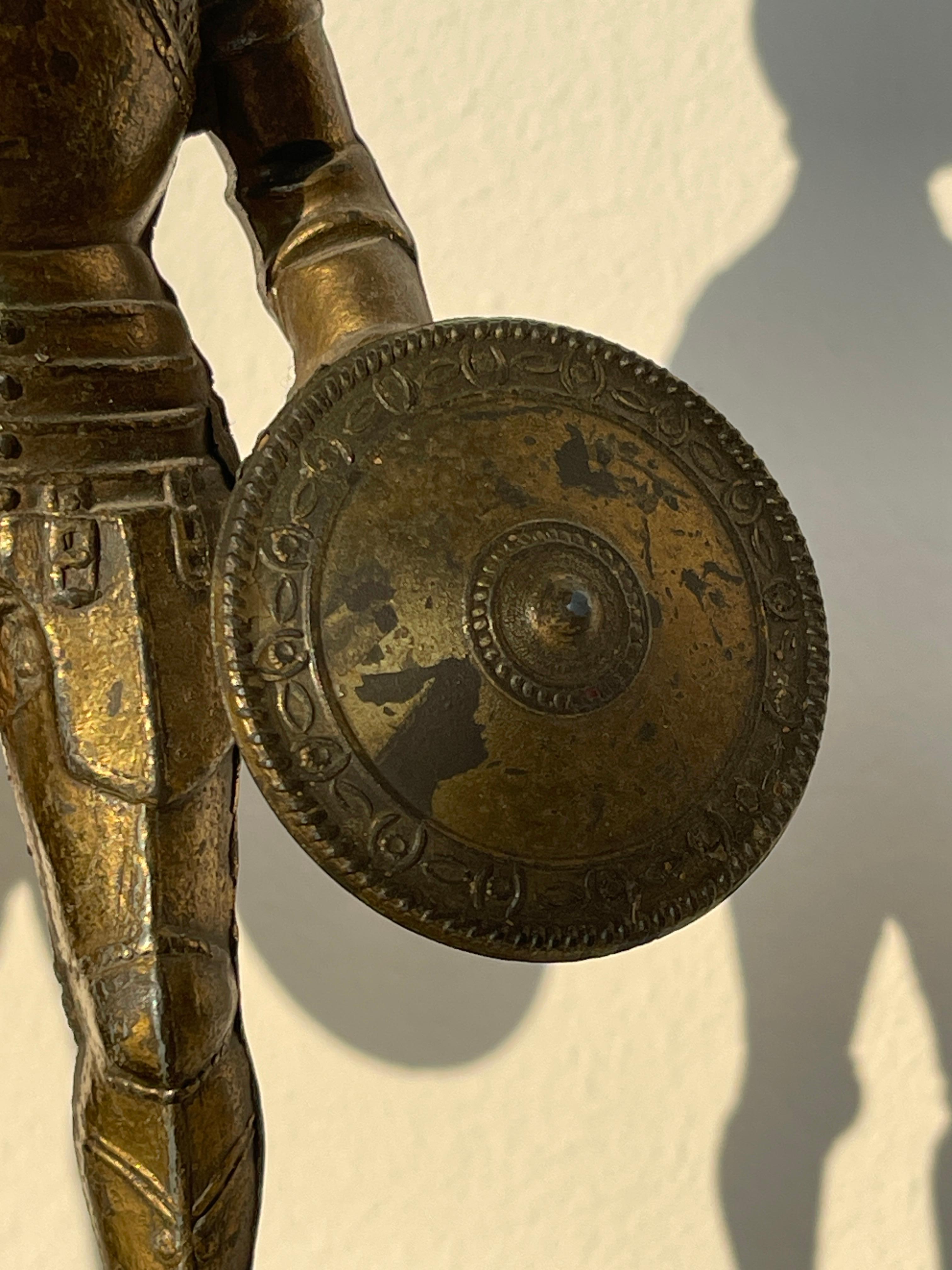 Coppia di Statuette in ottone e metallo con base in legno raffiguranti Cavalieri In condizioni buone in vendita a Cantù, IT