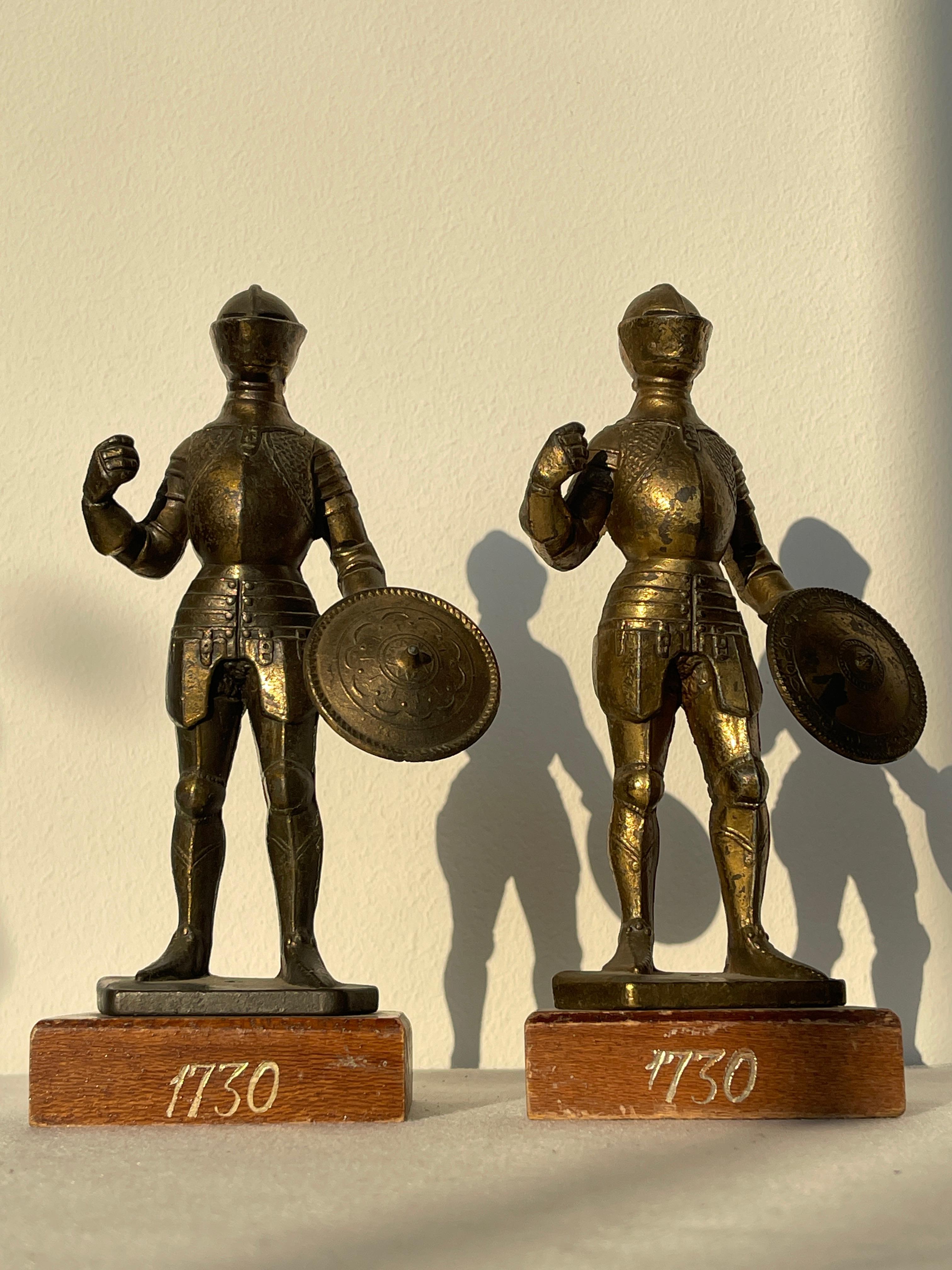 Coppia di Statuette in ottone e metallo con base in legno Raffiguranti Cavalieri Medievali, XX secolo 