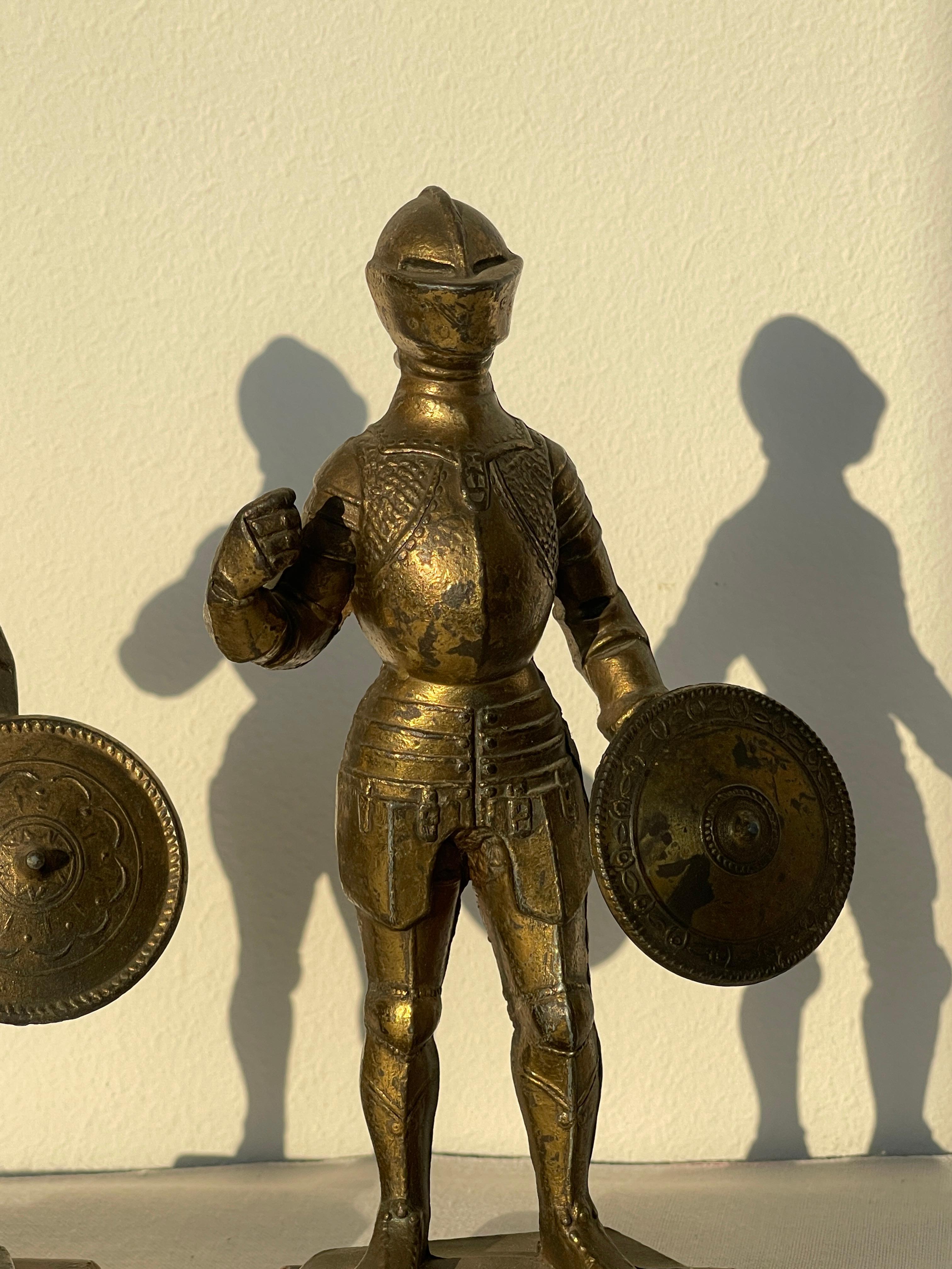Arte popolare Coppia di Statuette in ottone e metallo con base in legno raffiguranti Cavalieri in vendita