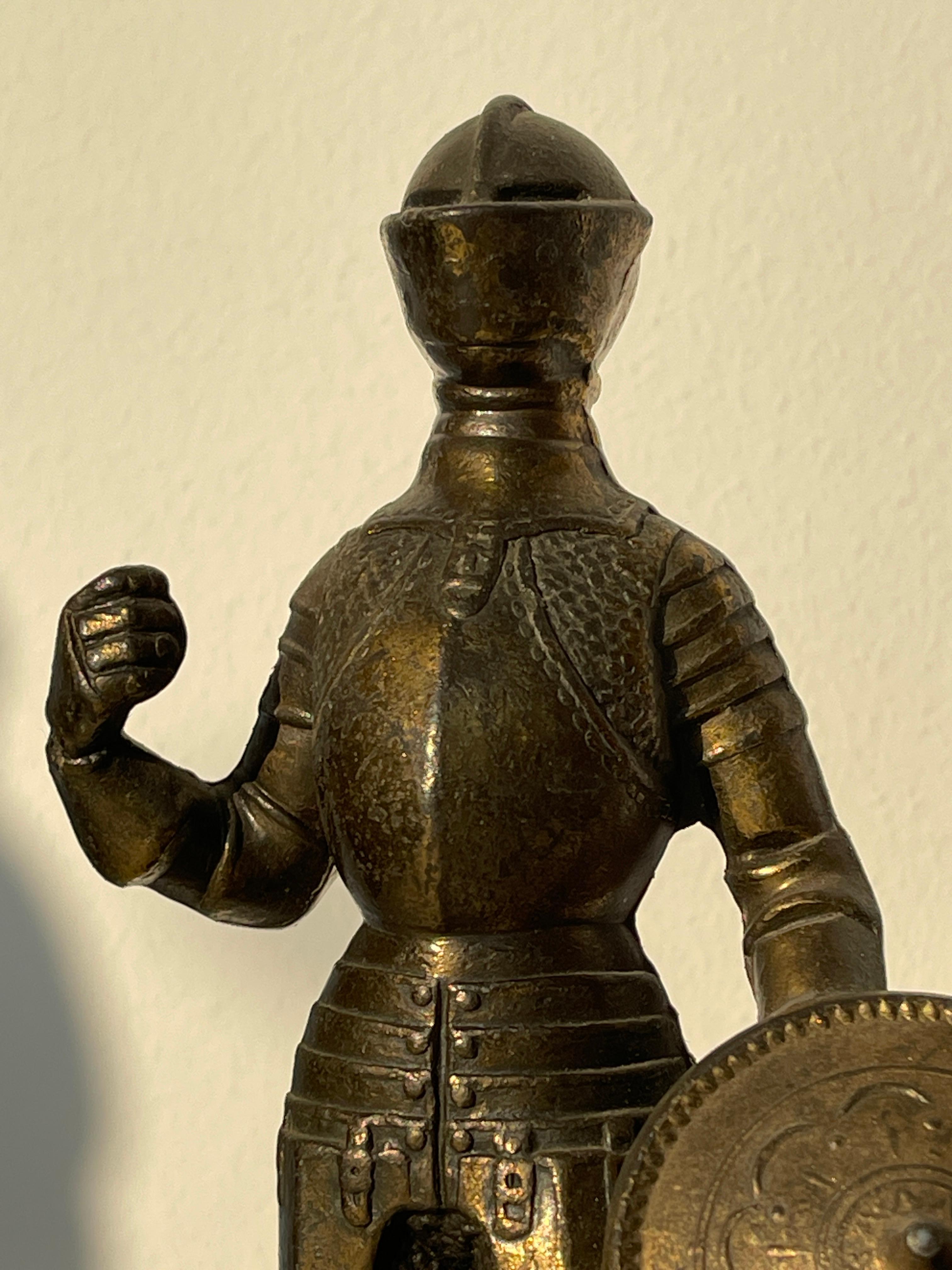 Italian Coppia di Statuette in ottone e metallo con base in legno raffiguranti Cavalieri in vendita