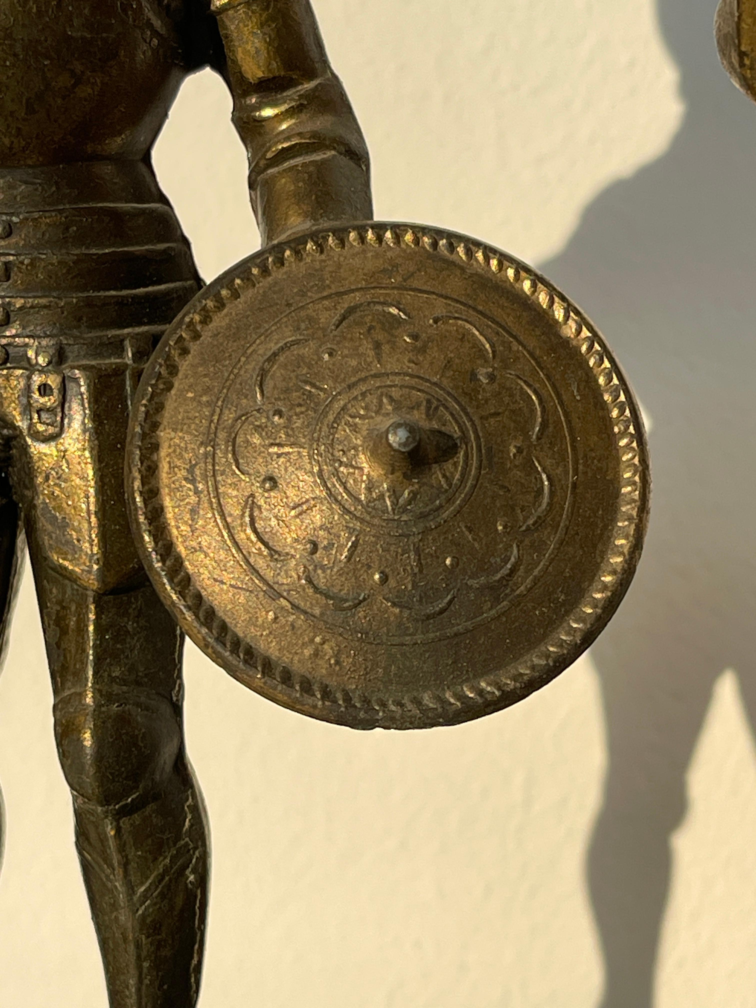 Altro Coppia di Statuette in ottone e metallo con base in legno raffiguranti Cavalieri in vendita
