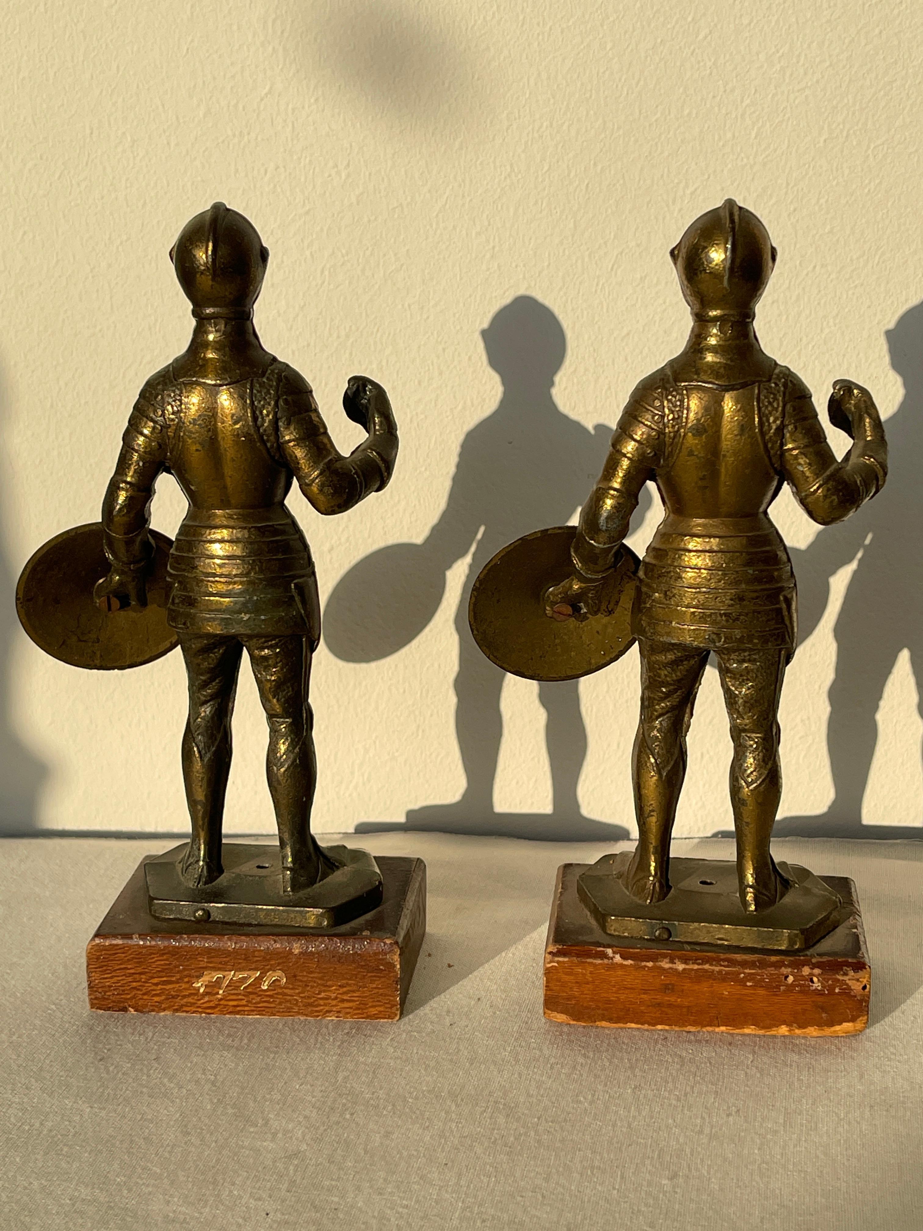 Coppia di Statuette in ottone e metallo con base in legno raffiguranti Cavalieri in vendita 2