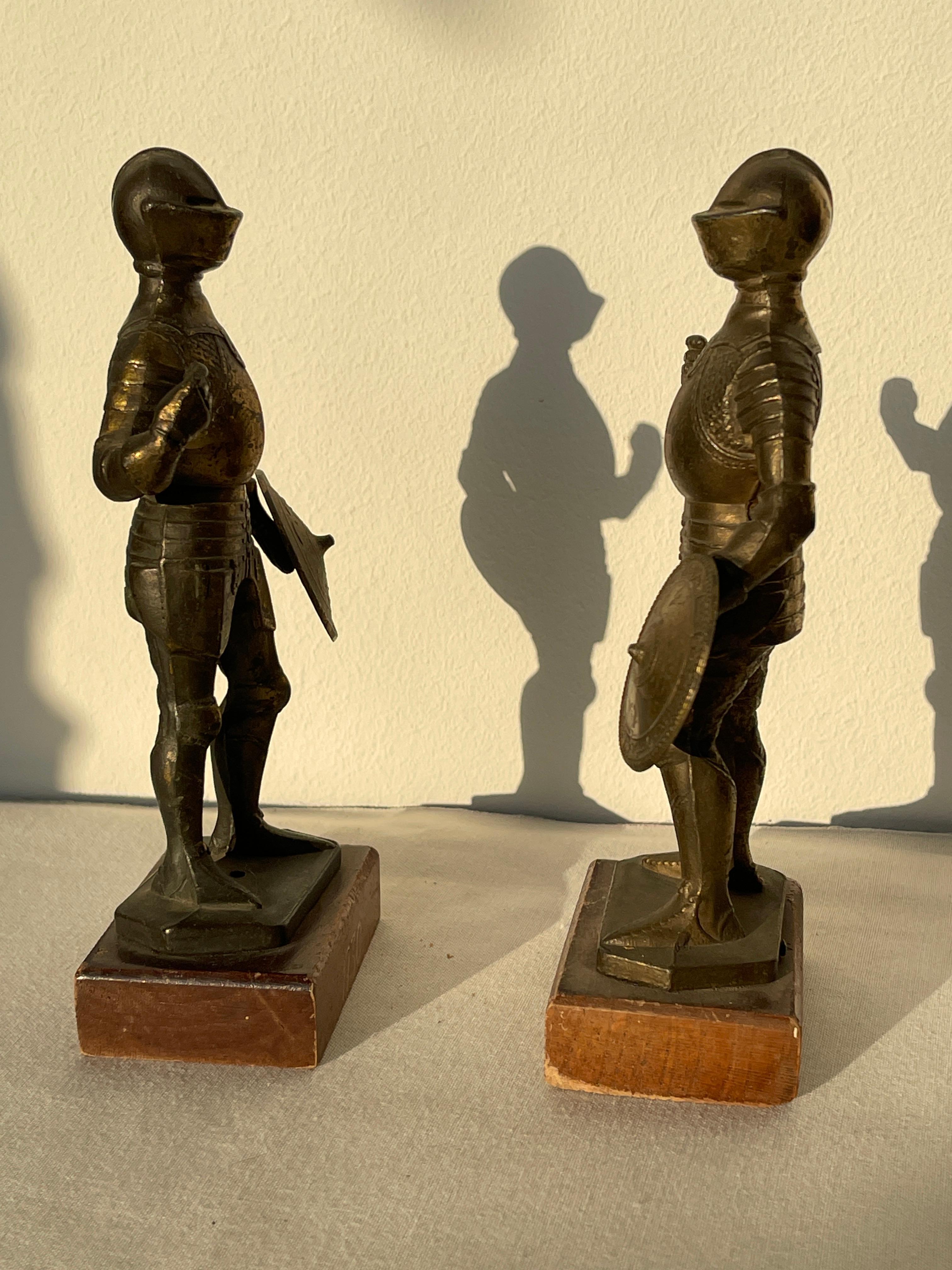 Coppia di Statuette in ottone e metallo con base in legno raffiguranti Cavalieri in vendita 3