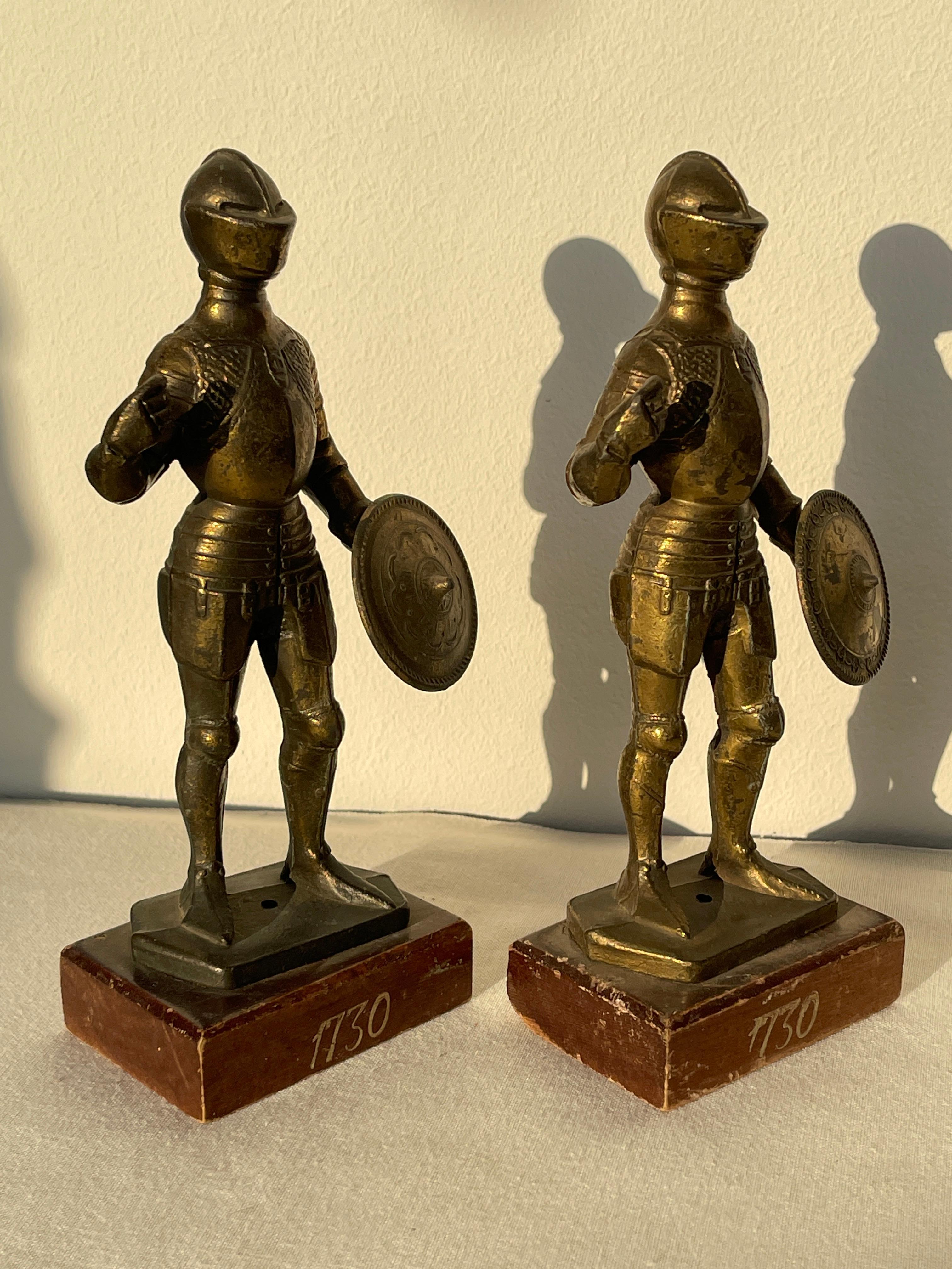 Coppia di Statuette in ottone e metallo con base in legno raffiguranti Cavalieri in vendita 4