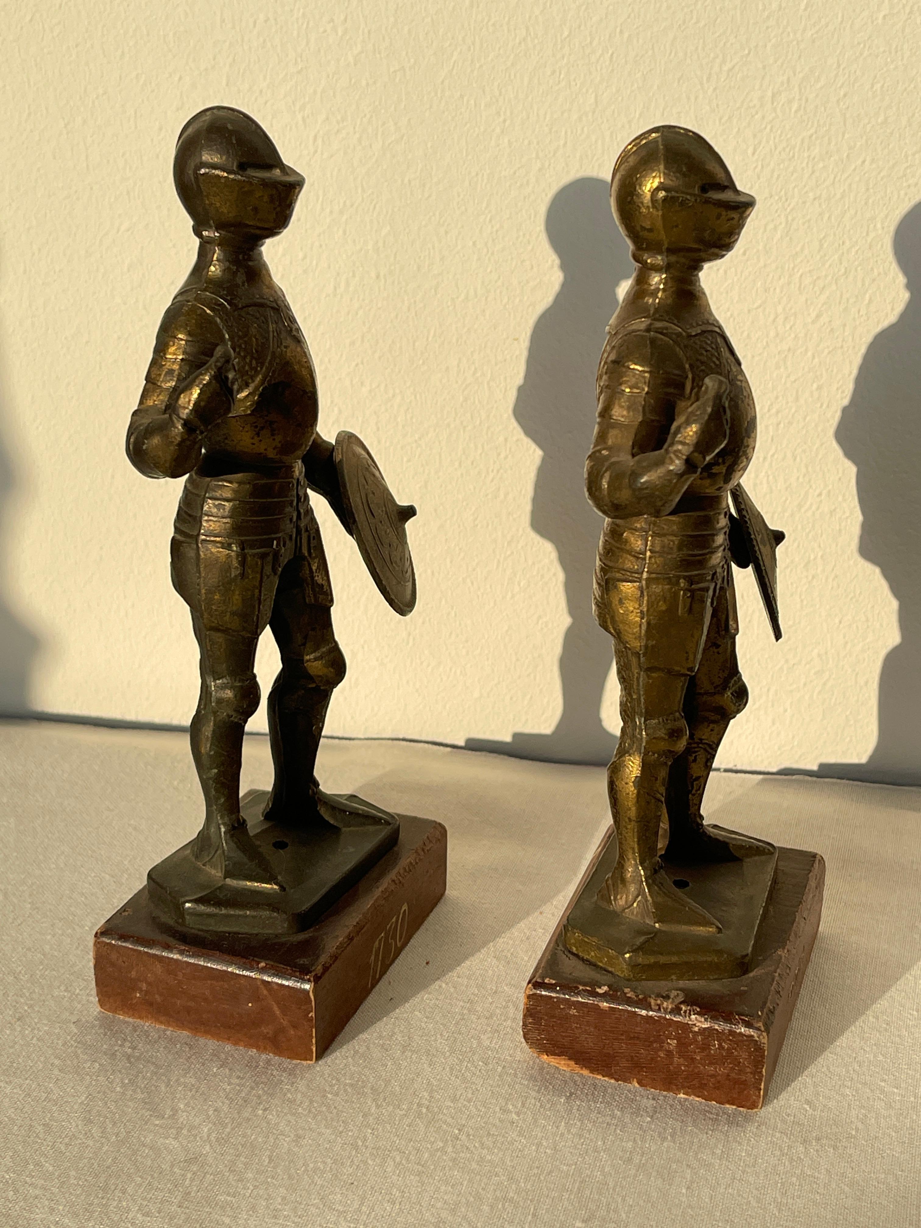 Coppia di Statuette in ottone e metallo con base in legno raffiguranti Cavalieri in vendita 5