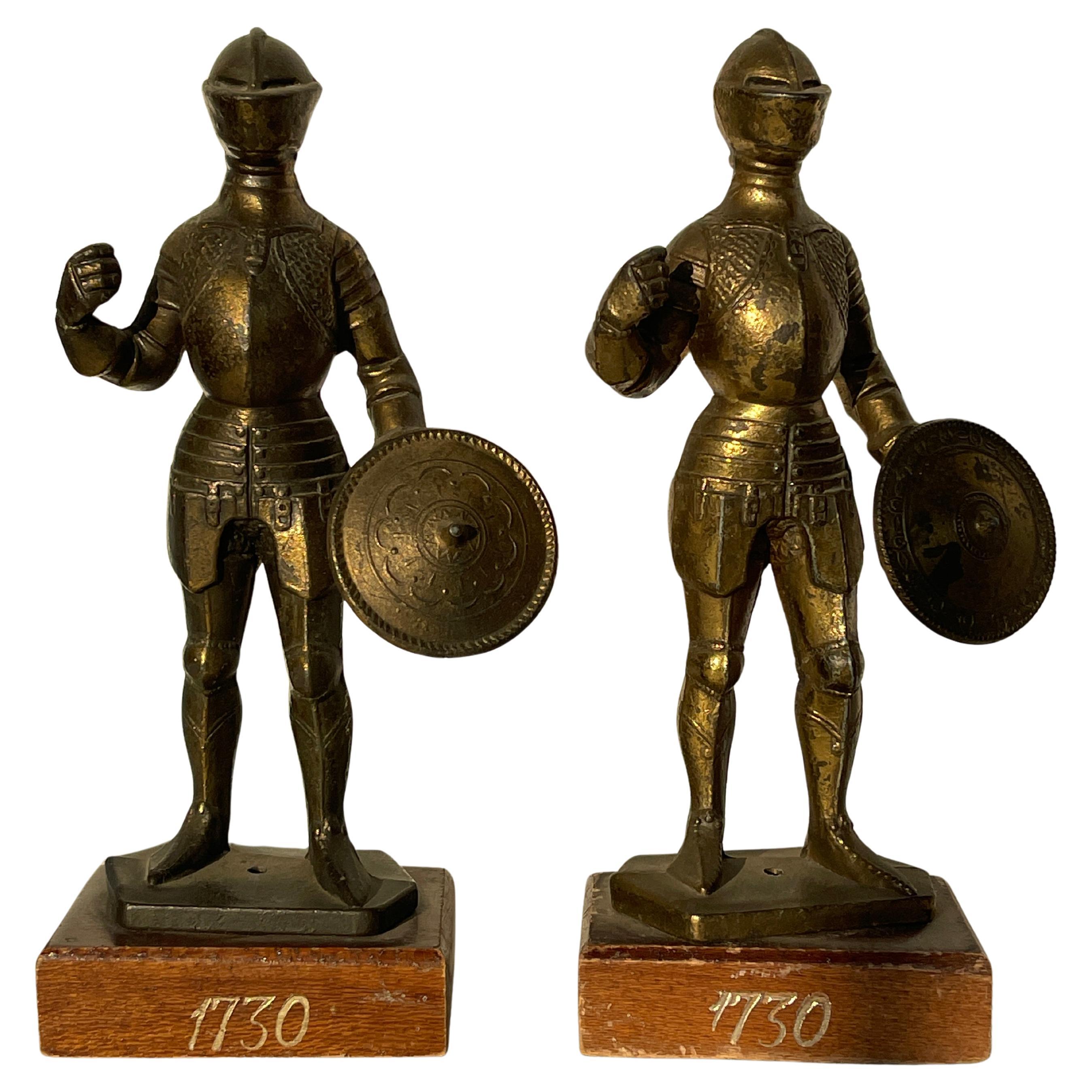 Coppia di Statuette in ottone e metallo con base in legno raffiguranti Cavalieri in vendita