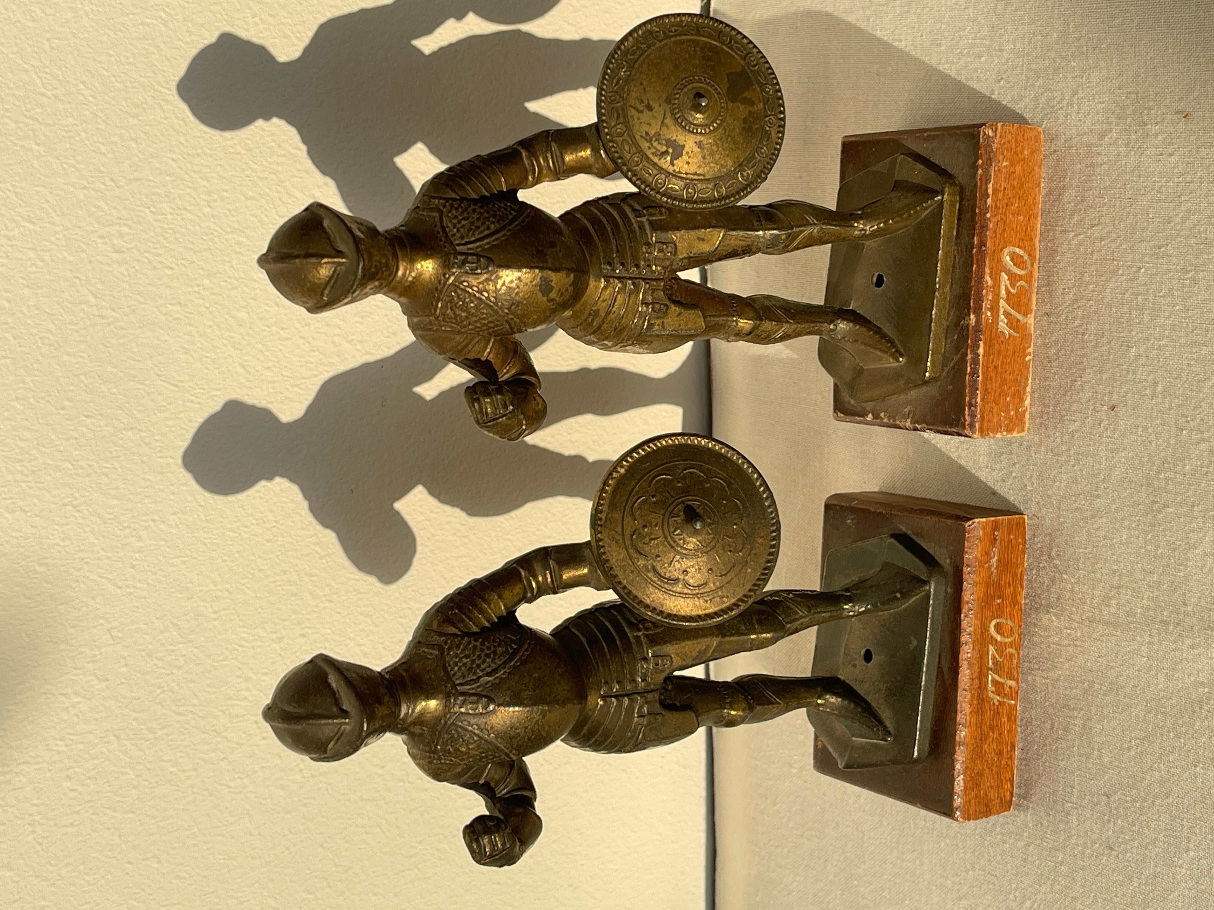 Coppia di Statuette in ottone e metallo con base in legno raffiguranti Cavalieri in vendita 1