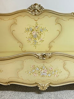 Lit double de style Louis XV, décoré de motifs floraux, années 70