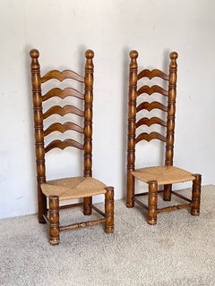 Ein Paar antike Stühle aus Holz mit handgeflochtener Sitzfläche aus Weidengeflecht, aus den 70er Jahren