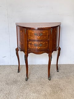 Mesita de noche con forma de media luna, de estilo Luis XV francés, de madera y bronce, de los años 70
