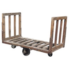 Carrito industrial vintage de madera maciza con ruedas, «Radici d’Epoca», 1930