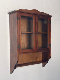 Faszinierender Hängeschrank aus Holz und Glas, 70er Jahre