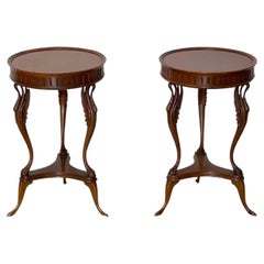 Jolie paire de petites tables rondes en bois sculpté, « ISABELLA », années 70