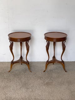 Jolie paire de petites tables rondes en bois sculpté, « ISABELLA », années 70