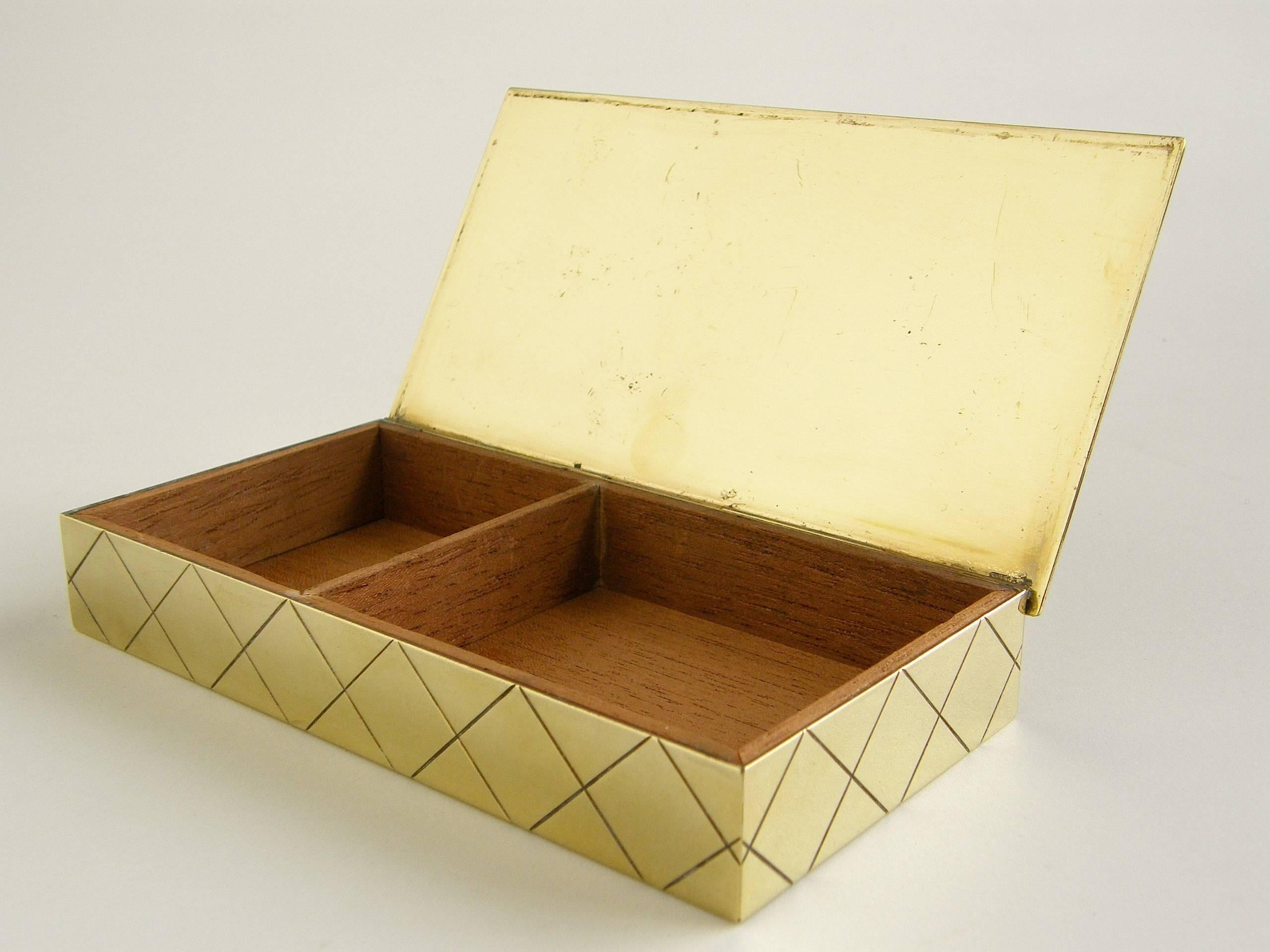 American Tommi Parzinger Brass Box for Dorlyn Silversmiths with Incised Grid Pattern