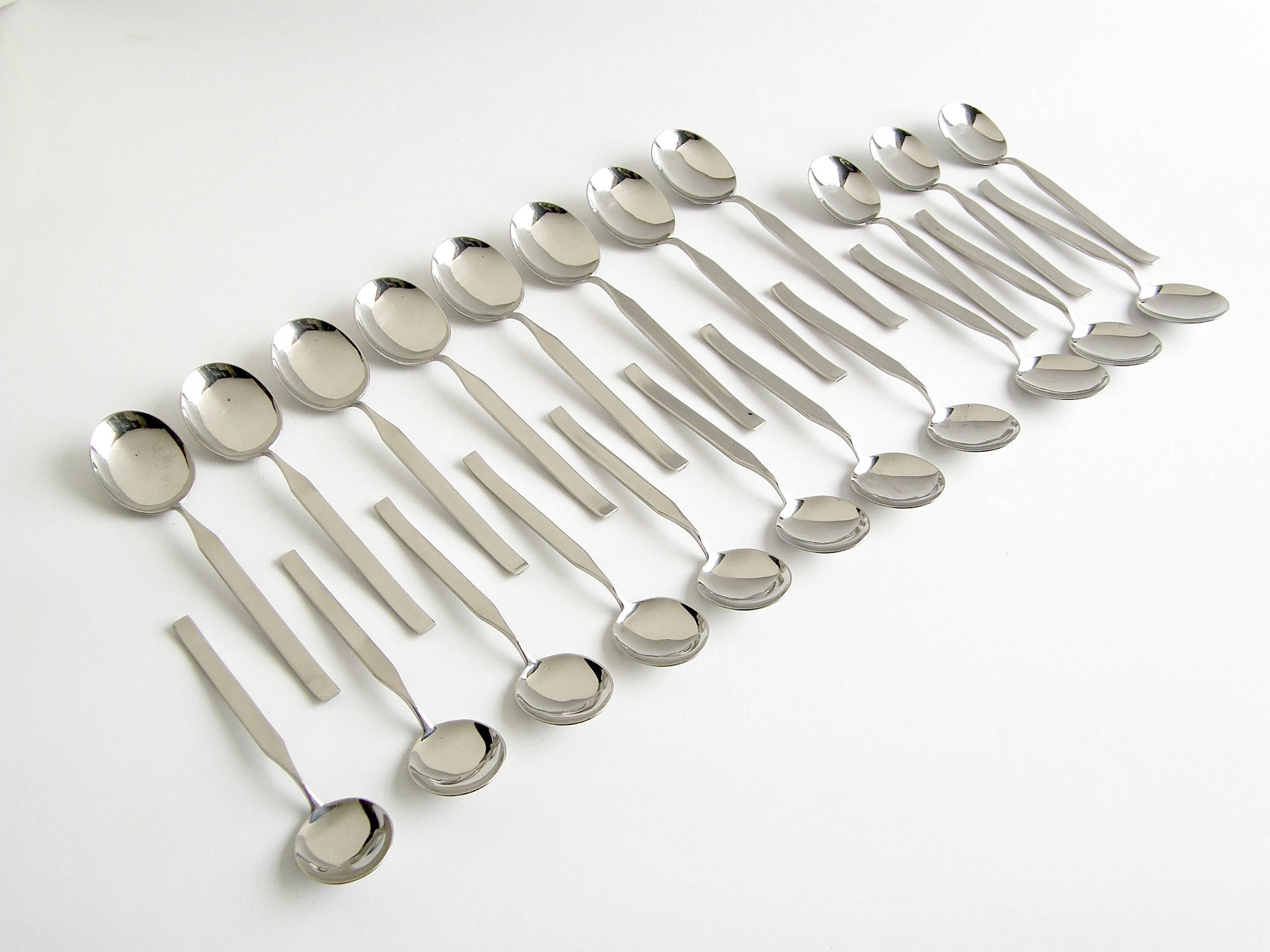 Alpha Stainless Flatware Set In Good Condition In Chicago, IL