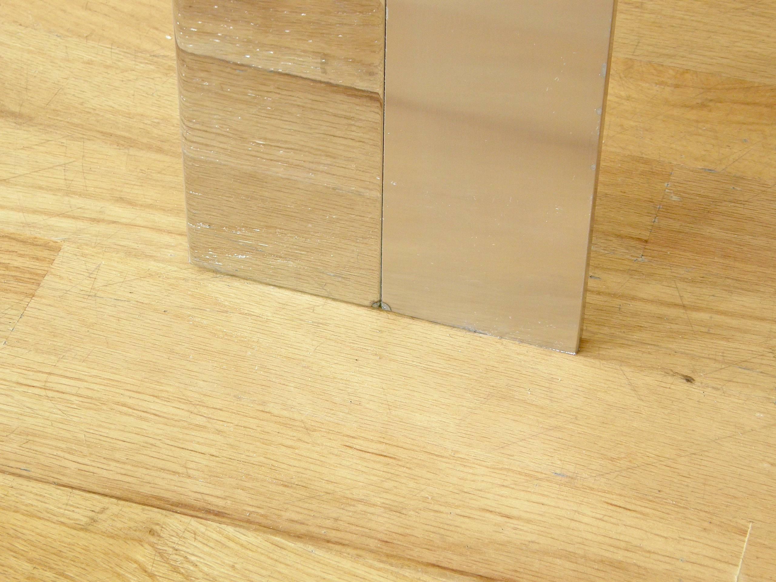 Fin du 20e siècle Table basse en acier inoxydable brossé et poli et en verre en vente