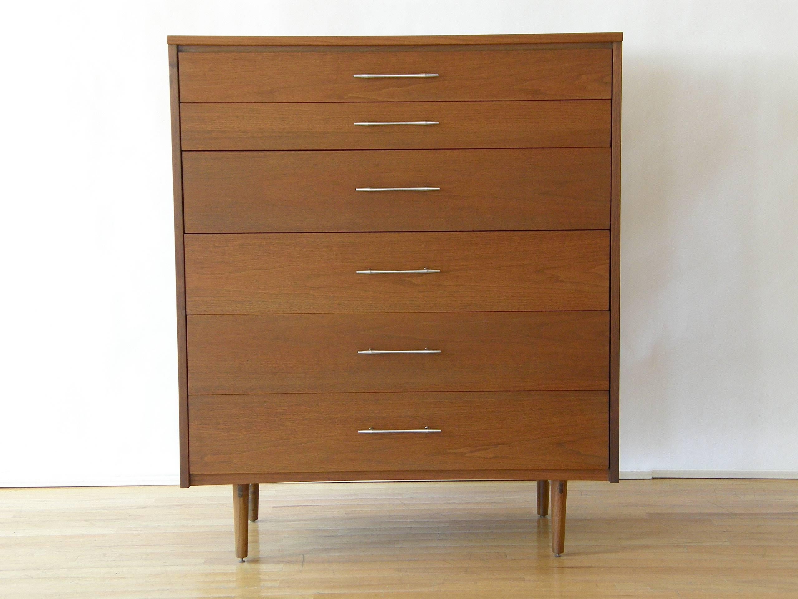 This Paul McCobb six drawer dresser for Calvin has tapering dowel legs and elongated machined aluminium pulls.

Please contact us if you have any questions.