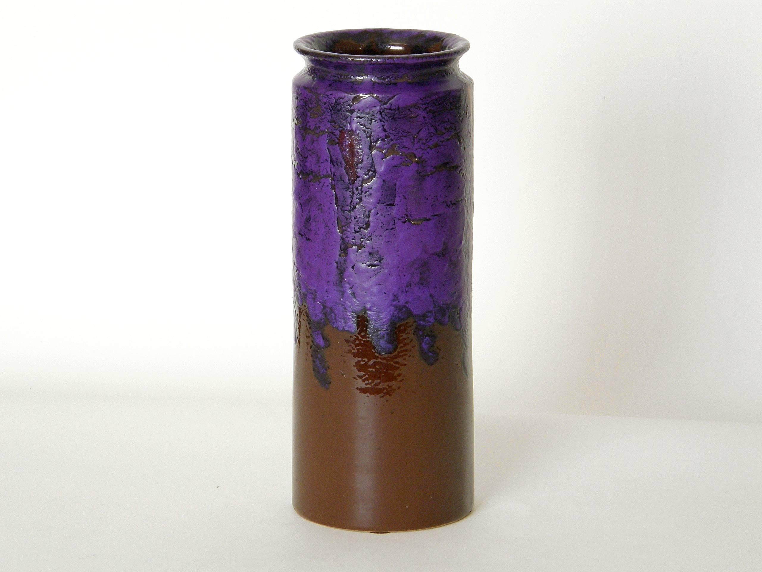 Keramikvase, hergestellt in Italien von Bitossi für Rosenthal-Netter. Die lebhafte violette Lavaglasur mit leuchtend roten Akzenten fließt über die schokoladenbraune Grundfarbe. Dies ist ein klassisches Beispiel für moderne italienische Keramik aus