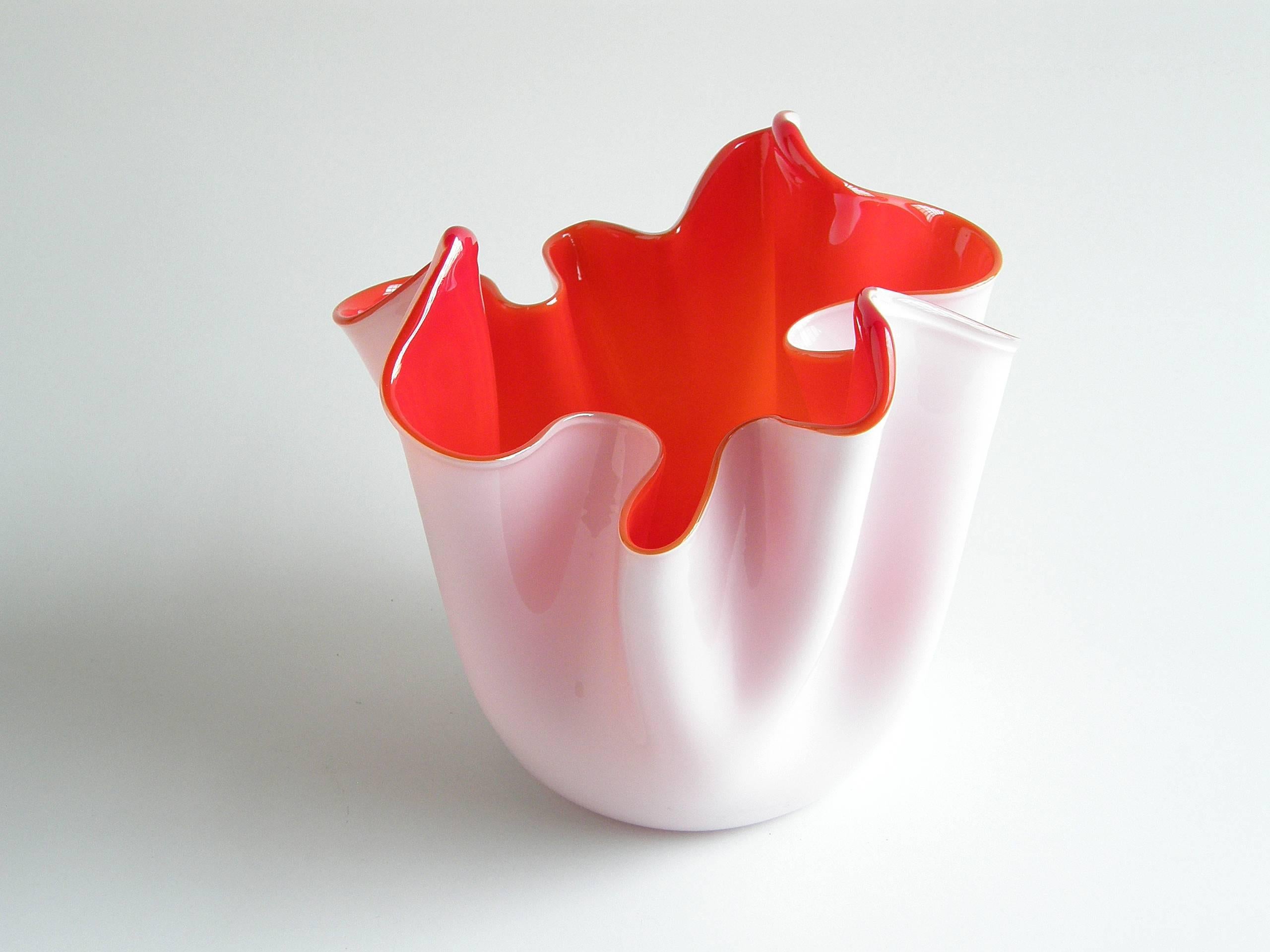 Fulvio Bianconi für Venini Fazzoletto Vase Weiß und Rot Freiform Taschentuch (Moderne der Mitte des Jahrhunderts)