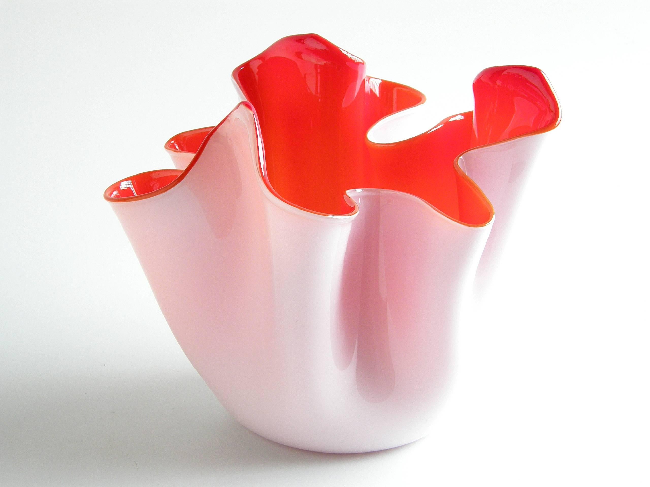 Fulvio Bianconi für Venini Fazzoletto Vase Weiß und Rot Freiform Taschentuch im Zustand „Gut“ in Chicago, IL