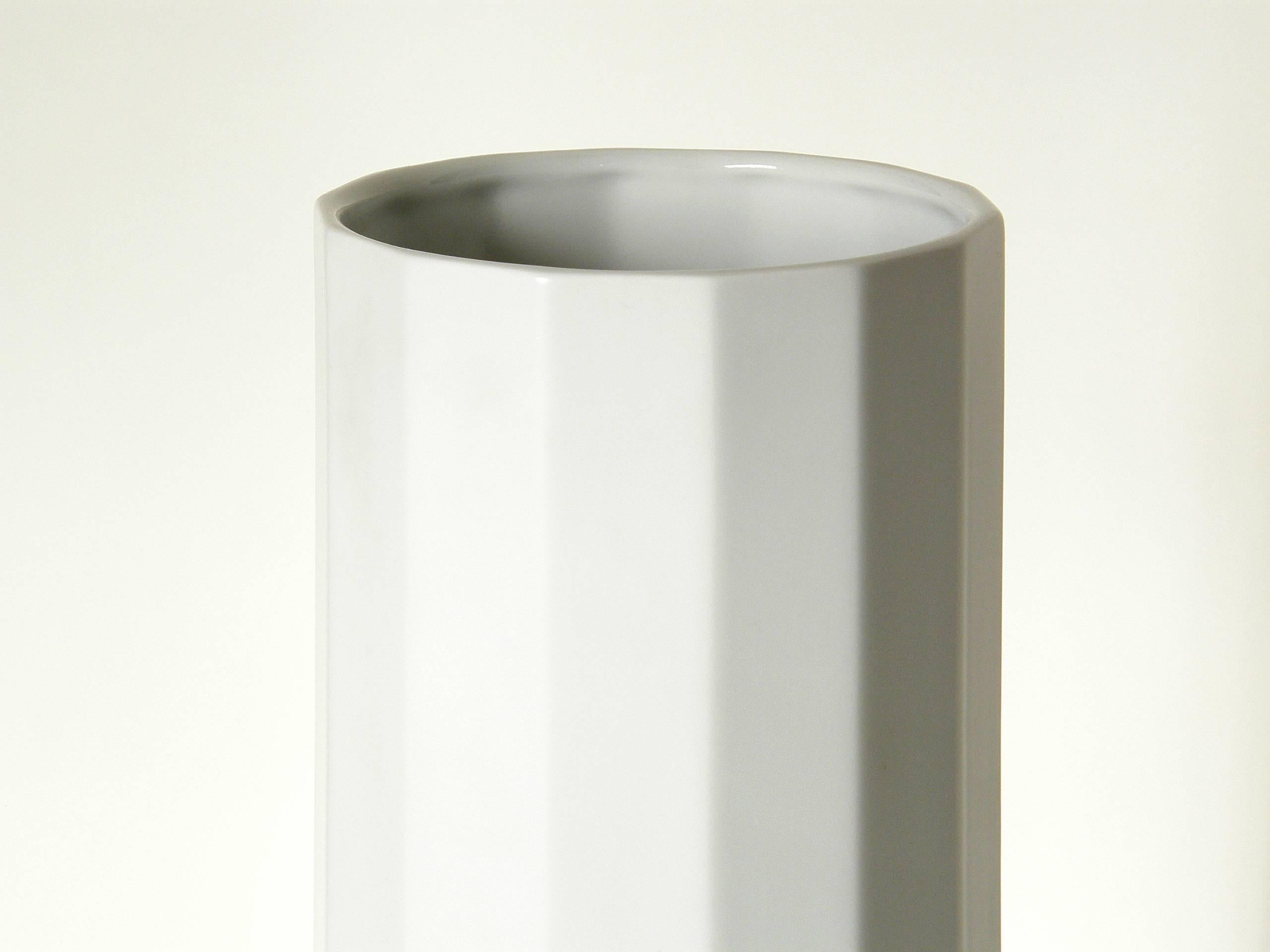 Diese Rosenthal Porzellanvase ist klassisch elegant mit einer facettierten säulenförmigen Form und einer satinierten weißen Glasur. Die schlanke Form und die beachtliche Höhe ermöglichen hohe und dramatische Blumenarrangements.

Bitte kontaktieren