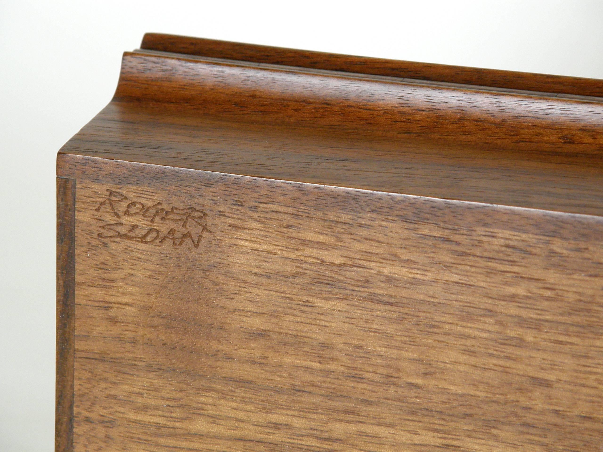Roger Sloan Carved Wood Box Walnut with Inlaid Oak Root Cross Sections on Lid In Good Condition In Chicago, IL